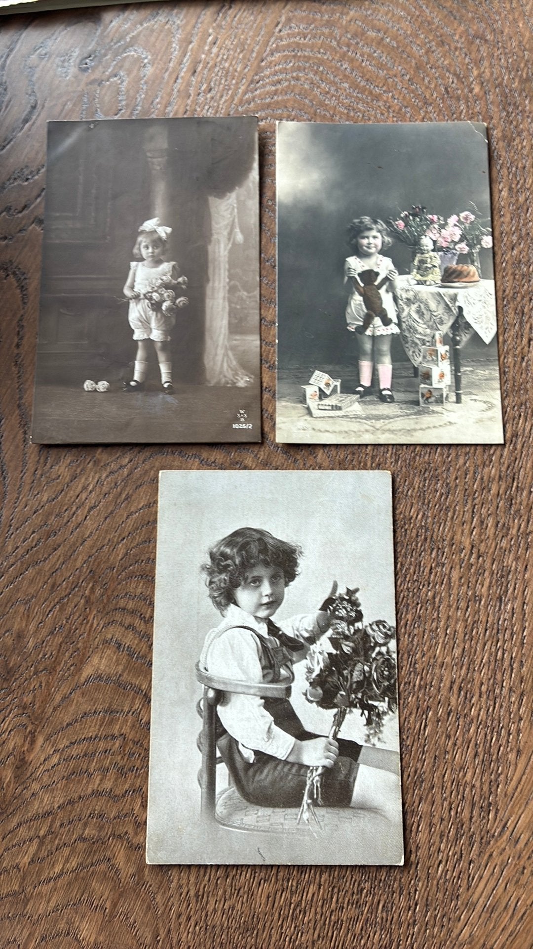 Kinderen. Meisje met pop en beer,kinderen met bloemen, Ophalen of Verzenden, Voor 1920, Gelopen, Kinderen