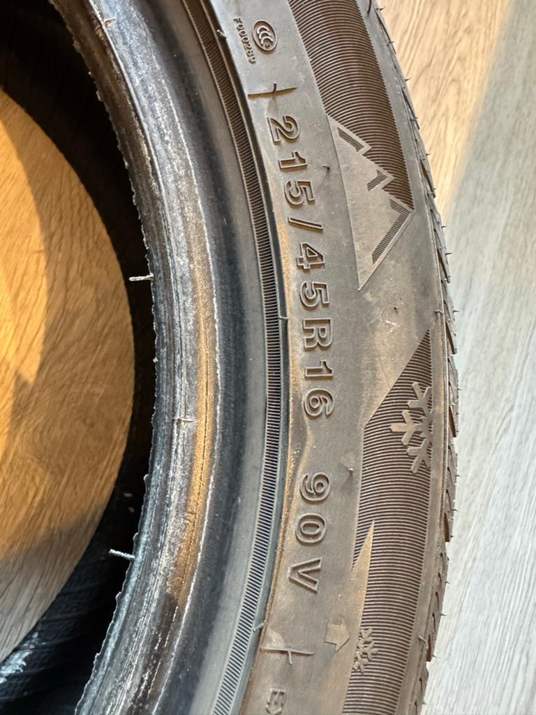 Set van 4 gebruikte winterbanden 215/45R16, Auto-onderdelen, Banden en Velgen, Ophalen, 16 inch, Winterbanden, Band(en)