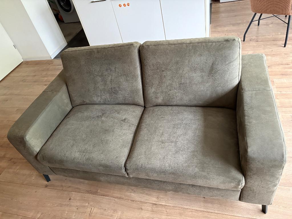 Olijfgroene 2 zits bank, Huis en Inrichting, Banken | Bankstellen, Ophalen, Gebruikt, 150 tot 200 cm, Tweepersoons