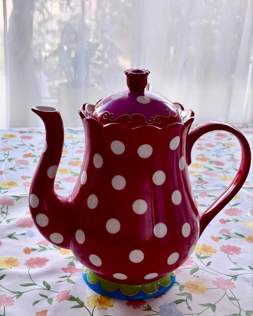 Oilily theepot rood met witte stippen, Huis en Inrichting, Keuken | Servies, Keramiek, Overige typen, Ophalen of Verzenden, Zo goed als nieuw