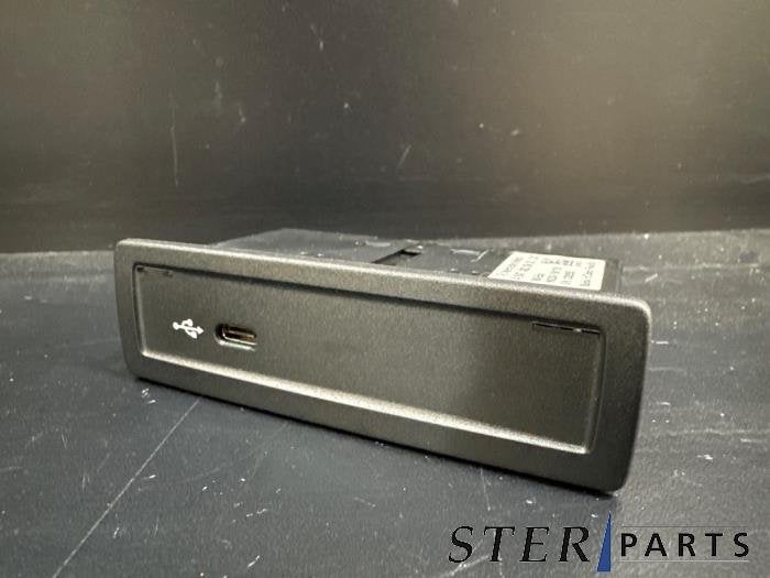 AUX/USB aansluiting van een Mercedes GLB-Klasse, Gebruikt, -, Ophalen of Verzenden, -