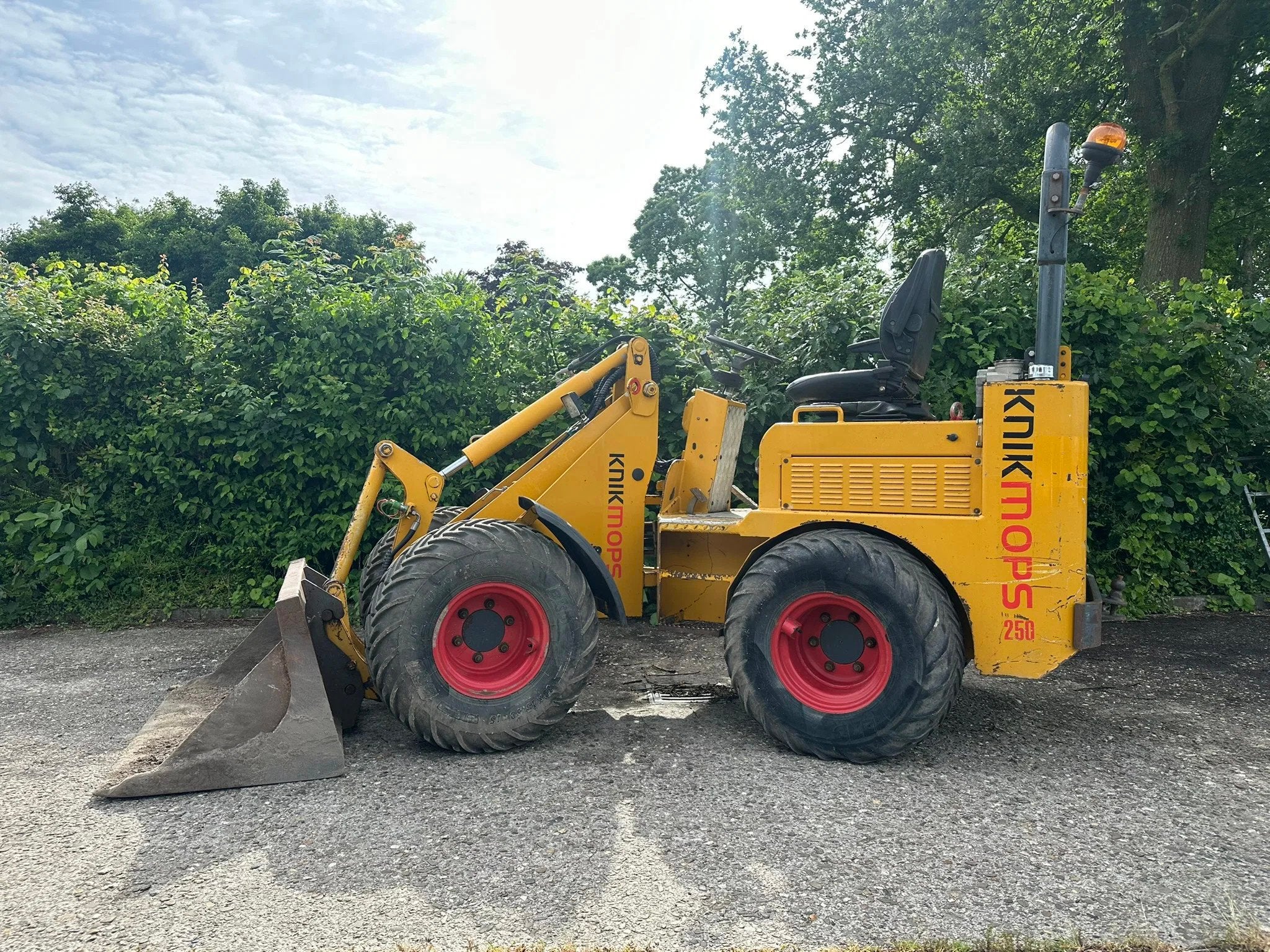 Knikmops 250 | Bouwjaar 2012 | 5220 uur (bj 2012), Célestin Toebast, Celestin@hovbv.nl, Hilsdijk 110
8051KE  Hattem, Wiellader of Shovel