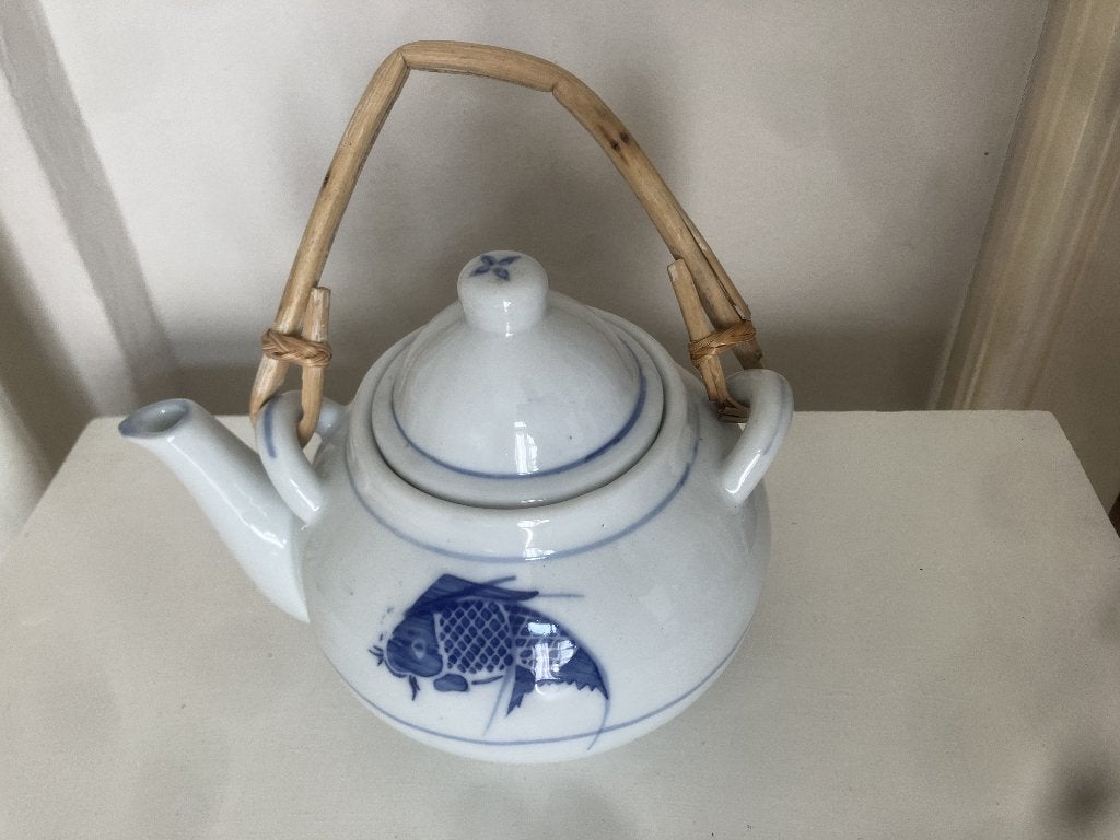 Mooie witte theepot met blauwe vis en bamboe hendel, Huis en Inrichting, Keuken | Servies, Overige typen, Ophalen of Verzenden