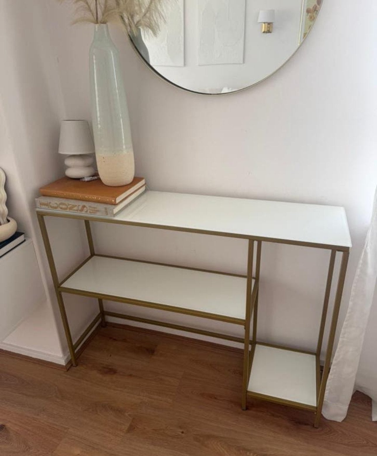 Witte sidetable met gouden frame, Huis en Inrichting, Tafels | Sidetables, Ophalen, 50 tot 100 cm, Zo goed als nieuw, Metaal