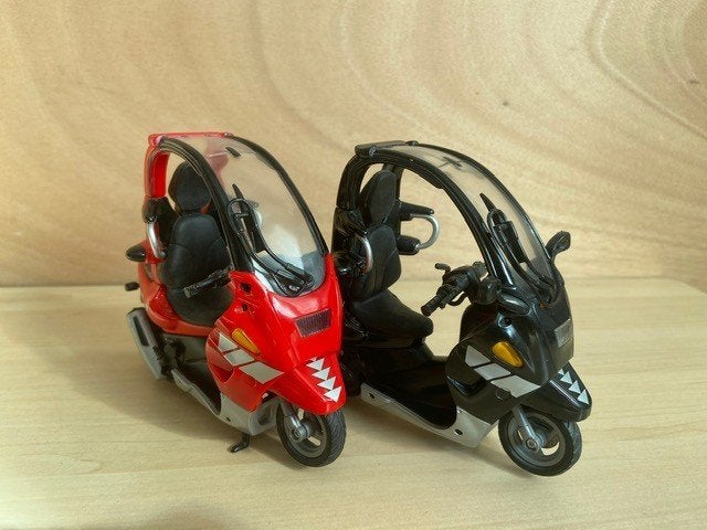 2 Scooters met dak, Overige merken, Gebruikt, Auto, Groter dan 1:32