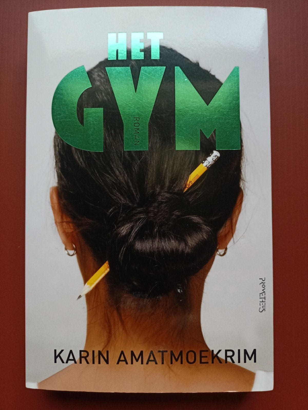 Het Gym - Karin Amatmoekrim (zesde druk 2012), Boeken, Ophalen of Verzenden, Zo goed als nieuw, Karin Amatmoekrim, Nederland