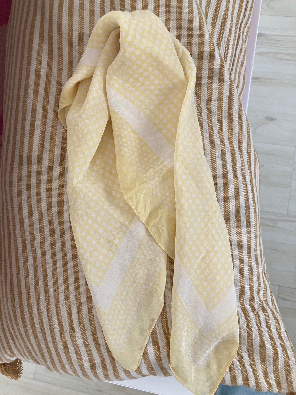 Klassieke Zijde SJAAL bandana lichtgeel ‘vichy’ ruitje, Ophalen of Verzenden, Gedragen, Maat 38/40 (M), Sjaal