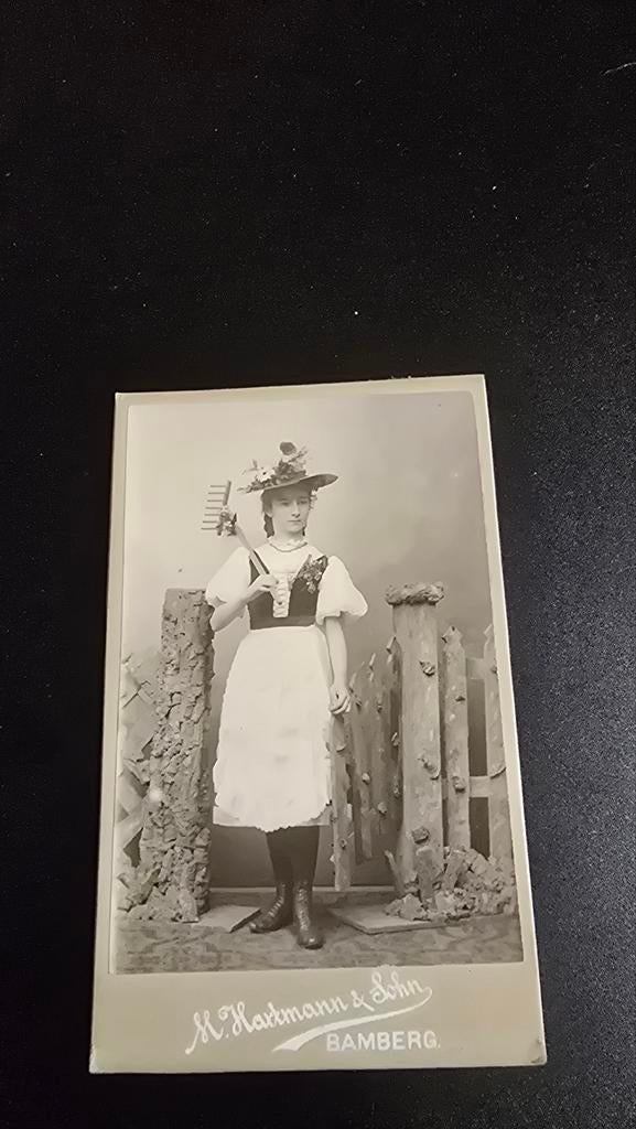 Antieke Foto: Vrouw in Klederdracht met Hark (1902), Gebruikt, Foto, Klederdracht, Ophalen of Verzenden