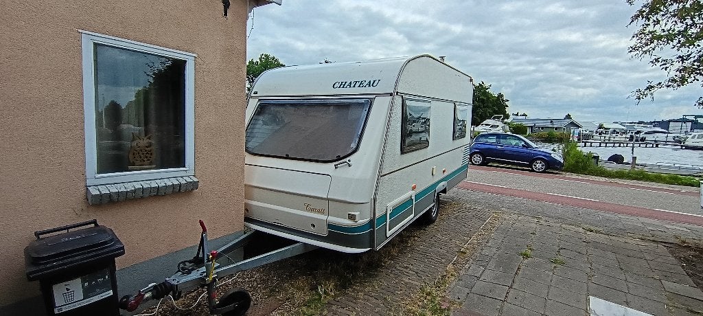 CHATEAU CARATT 390 | 1998 | ZEER NETJES & DROOG | VOORTENT, Caravans en Kamperen, Chateau, Rondzit, Queensbed, 750 - 1000 kg