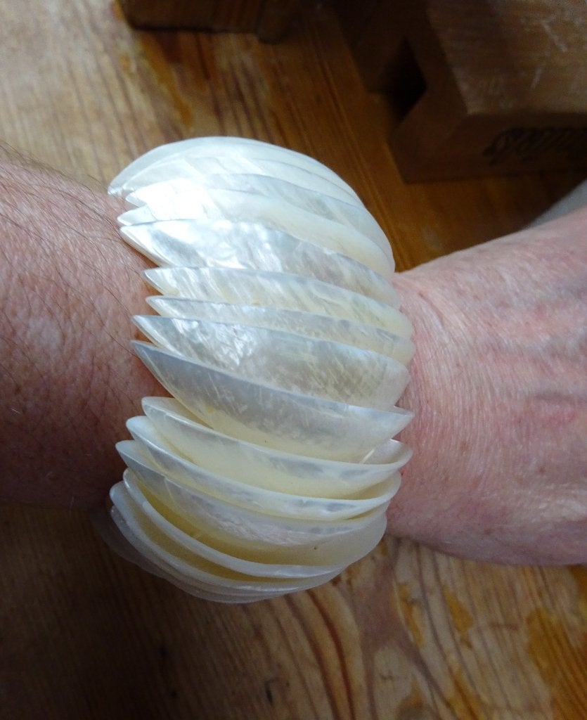 5 cm Brede armband wit parelmoer schelp bakjes (Pakketpost!), Verzenden, Gebruikt, Zwart, Elastiek