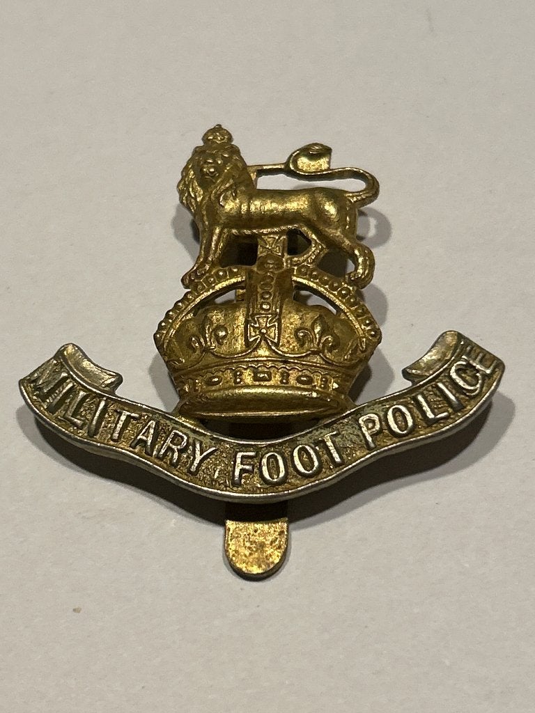 Originele Britse Cap Badge Military Foot Police (WW1 / WO1), Verzenden, Landmacht, Engeland, Embleem of Badge