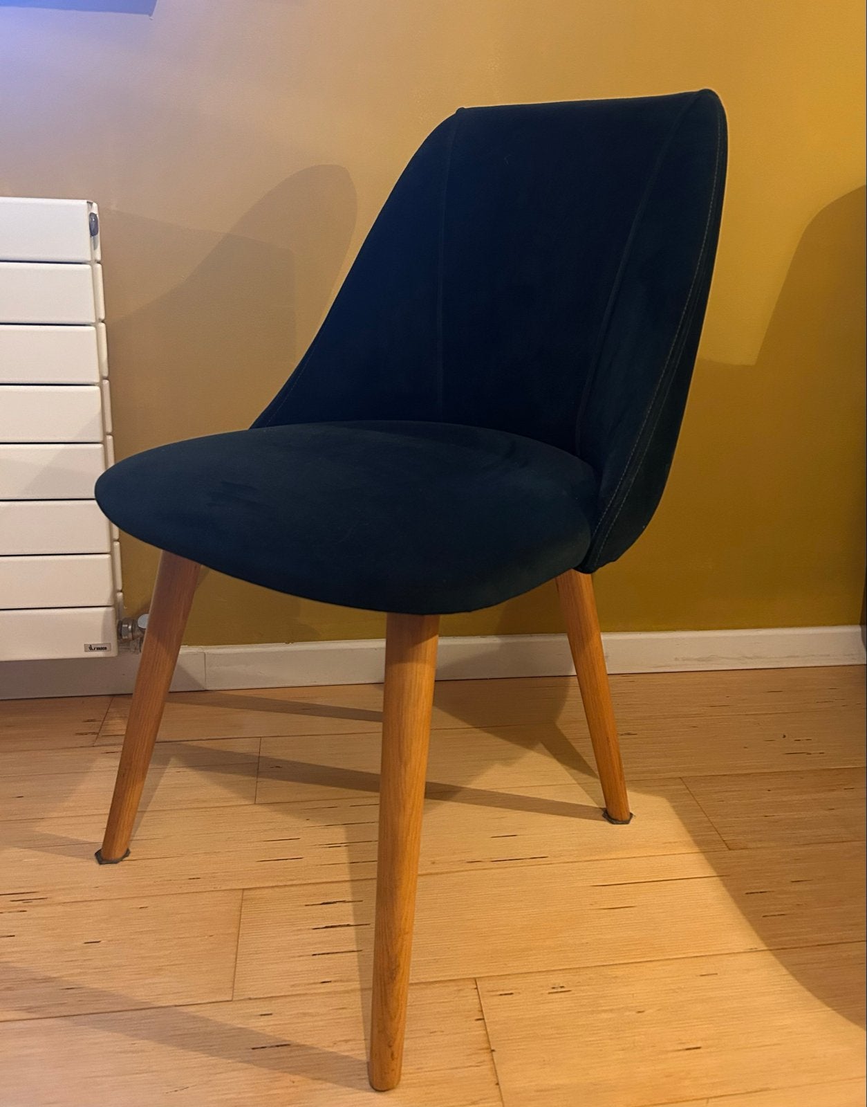 Vier fluwelen eetkamerstoelen met houten poten, Huis en Inrichting, Stoelen, Ophalen, Gebruikt, Overige kleuren, Vier