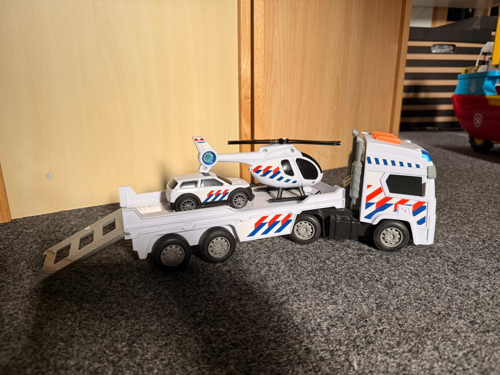 Politie vrachtwagen met helikopter en terreinwagen, Ophalen of Verzenden, Zo goed als nieuw