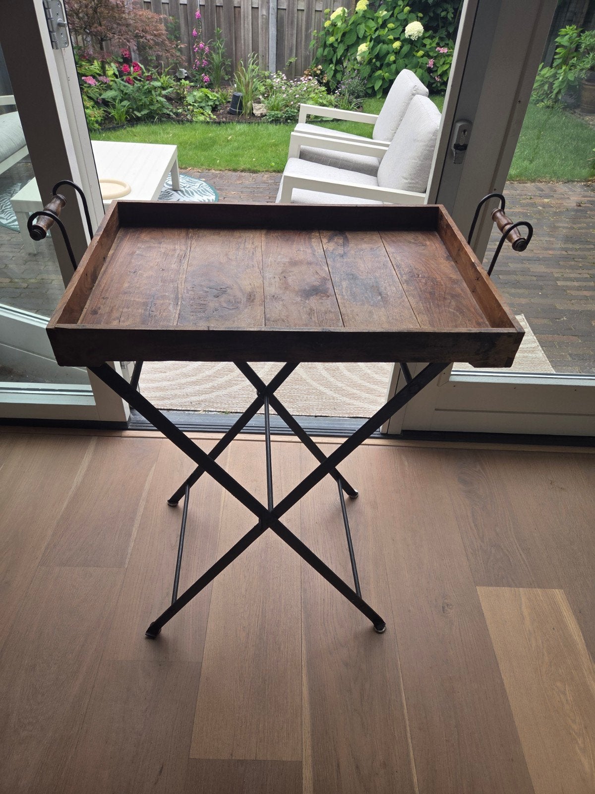 Houten dienbladtafel met metalen onderstel, Ophalen, Gebruikt, Vintage, Industrieel, 55 tot 75 cm