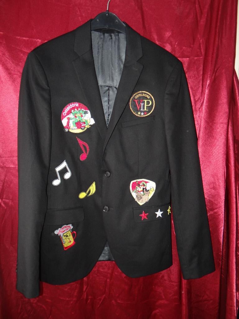 Leuk zwart OETELDONK/DEN BOSCH jas met emblemen (9), Kleding | Heren, Carnavalskleding en Feestkleding, Zo goed als nieuw, Kleding