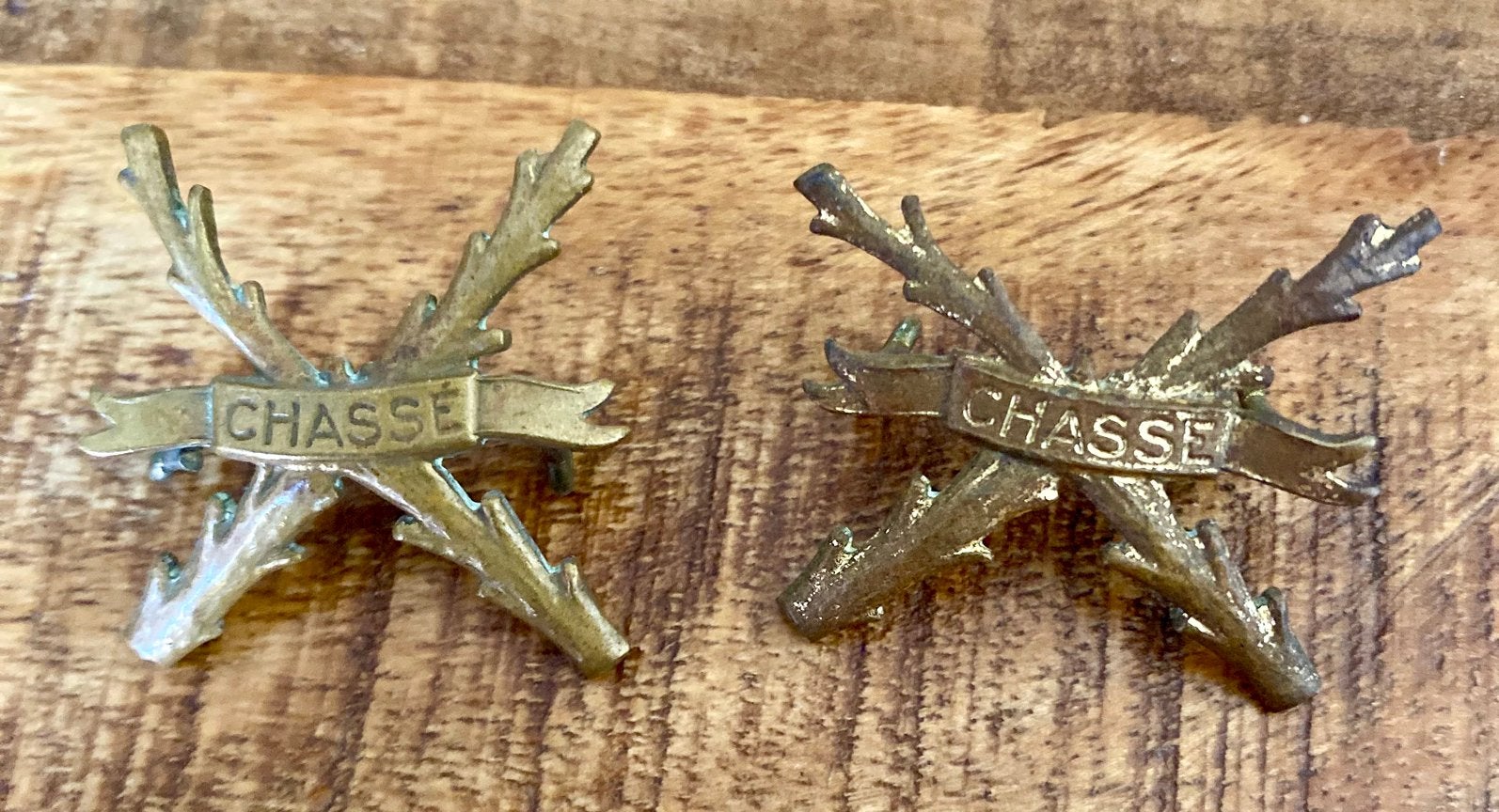 Twee Nederlandse schouderemblemen Infanterie Chasse jaren 50, Verzamelen, Verzenden, Landmacht, Nederland, Embleem of Badge