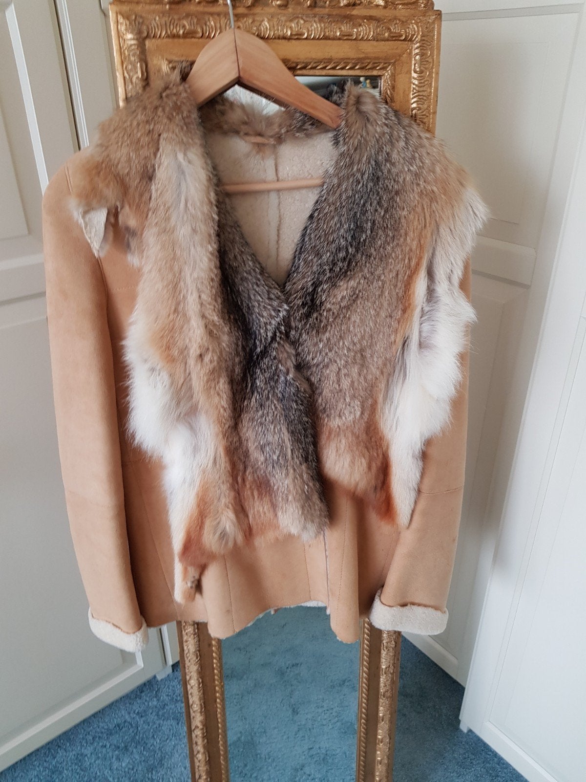 Erny van Reijmersdal suède jas met bontkraag, Maat 38/40 (M), Beige, Ophalen of Verzenden, Zo goed als nieuw