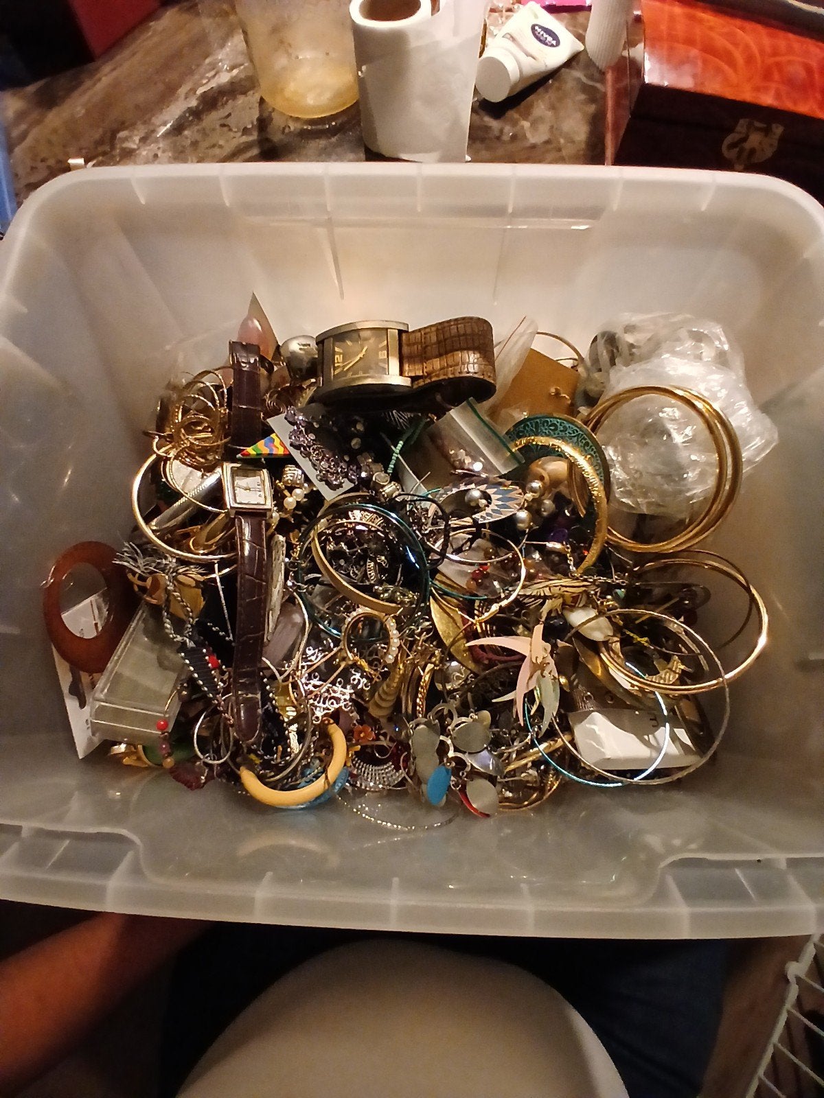 Grote doos vol diverse sieraden en horloges, Verzenden, Zo goed als nieuw