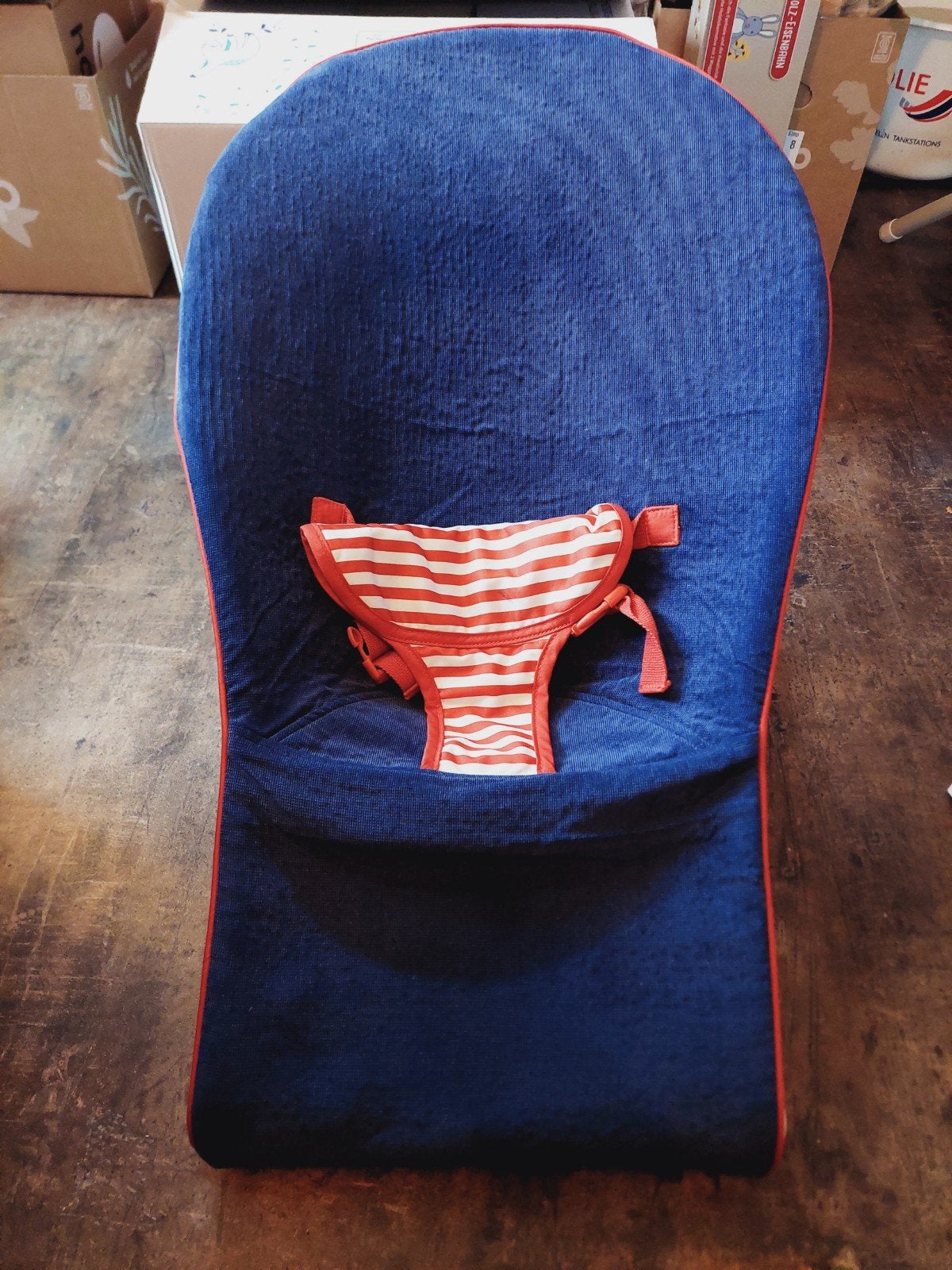 IKEA TOVIG Wipstoel - Blauw/Rood met Gordel, Kinderen en Baby's, Overige merken, Wipstoel, Zo goed als nieuw, Met gordel(s) of riempje(s)
