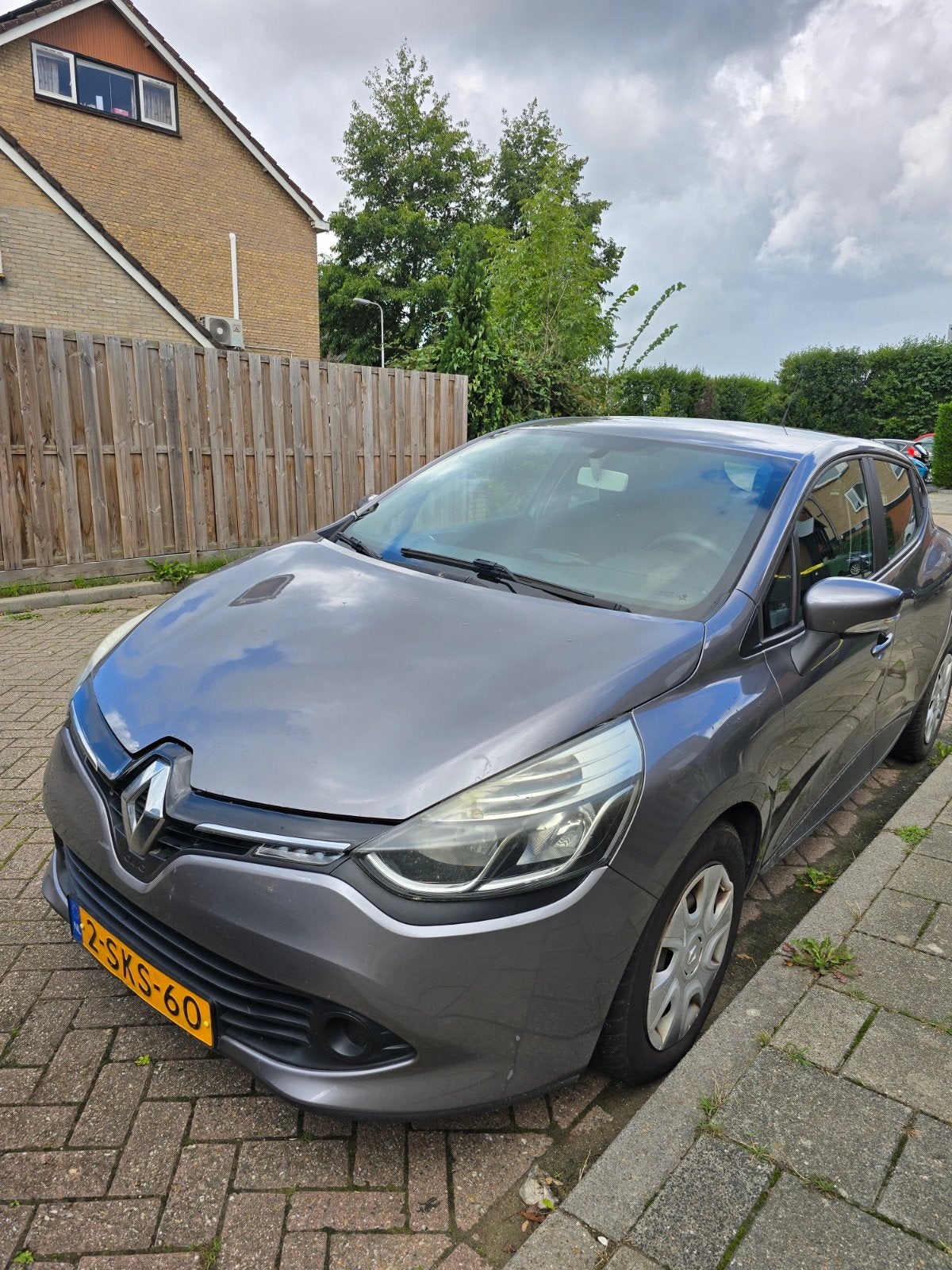 Renault Clio 0.9 TCE 66KW 5-DRS 2013 Grijs, Auto's, Voorwielaandrijving, 898 cc, 40 €/maand, 540 kg
