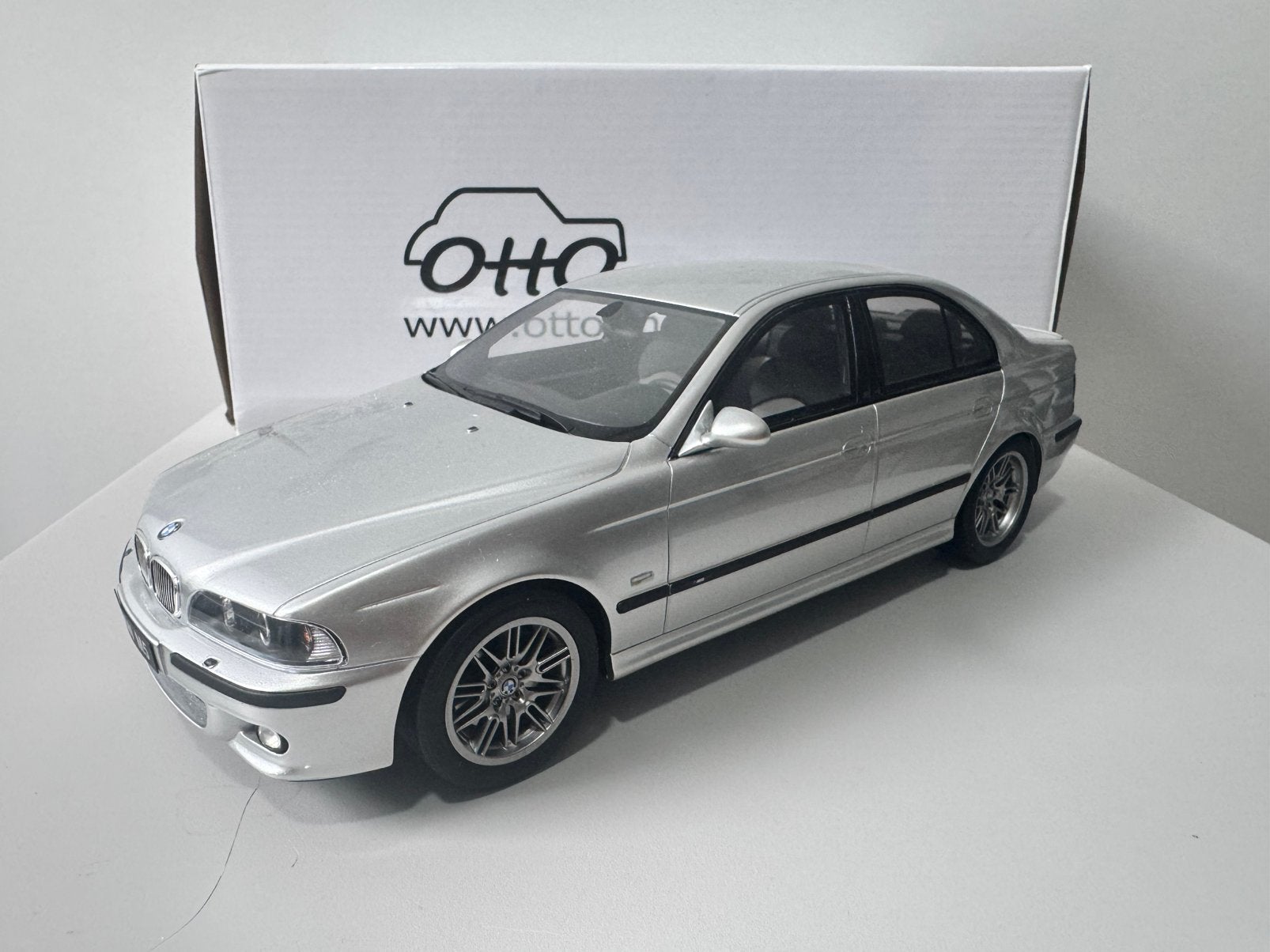 Ottomobile BMW E39 M5 Titanium Silver 2002 1:18 otto mobile, Hobby en Vrije tijd, Modelauto's | 1:18, Ophalen of Verzenden, Zo goed als nieuw