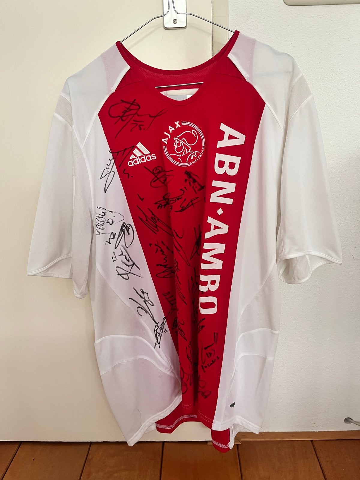 Ajax thuisshirt 2005/2006 gesigneerd door gehele selectie, Verzamelen, Sportartikelen en Voetbal, Ophalen of Verzenden, Zo goed als nieuw