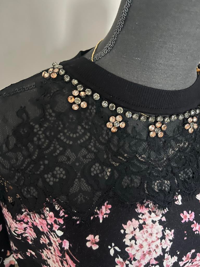 Twinset Milano Jurk Zwart met Roze Bloemen en Kant, Kleding | Dames, Zwart, Maat 42/44 (L), Nieuw, Ophalen of Verzenden
