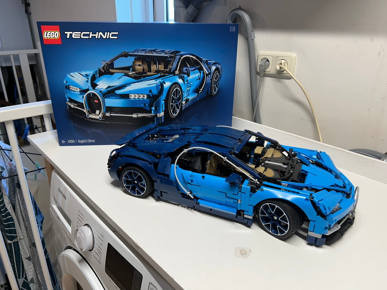 LEGO Bugatti Chiron met LED verlichting, Kinderen en Baby's, Speelgoed | Duplo en Lego, Ophalen of Verzenden, Zo goed als nieuw