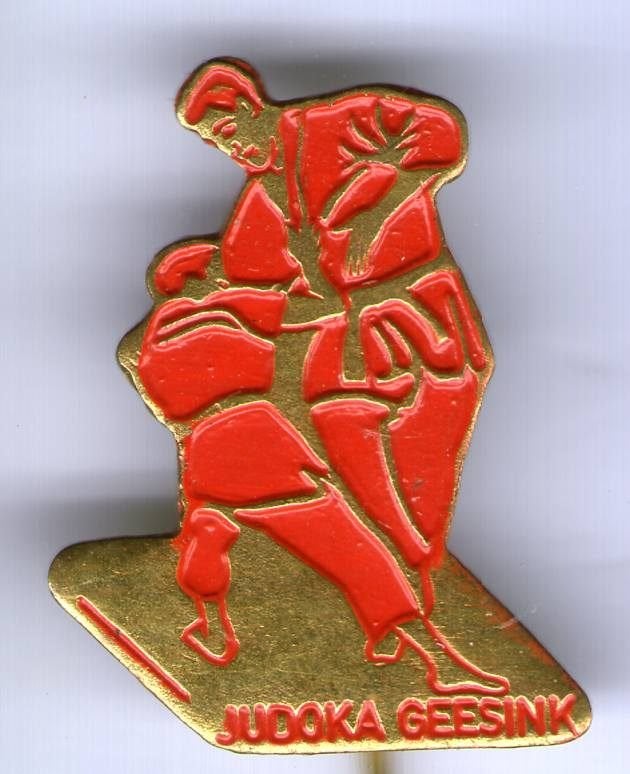 Judoka Geesink rood op koper sport speldje ( R_021), Verzenden, Nieuw, Sport, Speldje of Pin