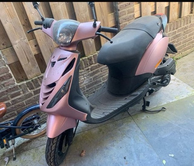 Roze zipp piaggo, Fietsen en Brommers, Ophalen, Zo goed als nieuw, Benzine, Fly