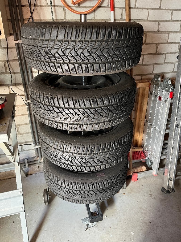 winterbanden set op stalen velg Dunlop WinterSport 5, Ophalen, Gebruikt, 16 inch, Banden en Velgen
