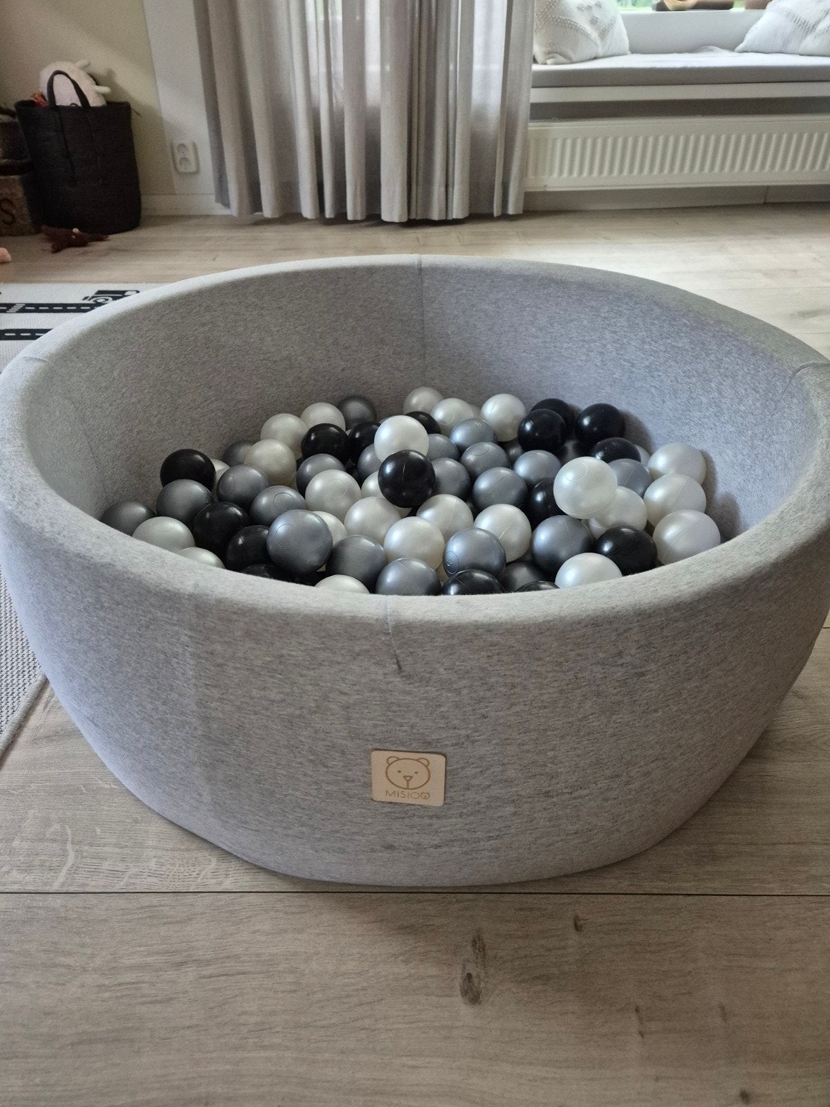 Misio Ballenbak met zwarte, grijze en witte ballen., Kinderen en Baby's, Speelgoed | Babyspeelgoed, Ophalen, Zo goed als nieuw