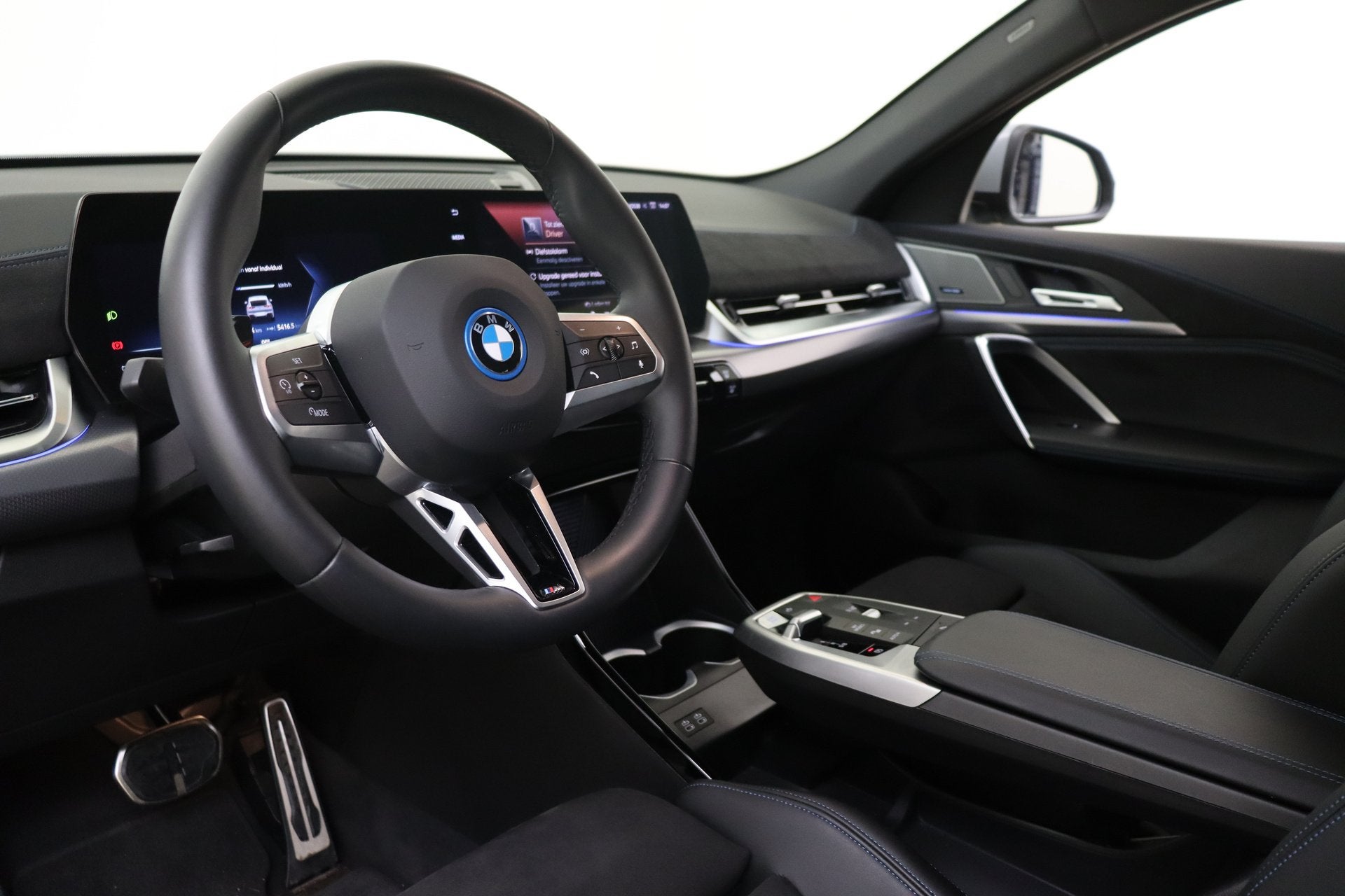 BMW iX2 eDrive20 M Sport / Sportstoelen / Achteruitrijcamera, Auto's, BMW, Met garantie (alle), 24 min, Origineel Nederlands, Metallic lak