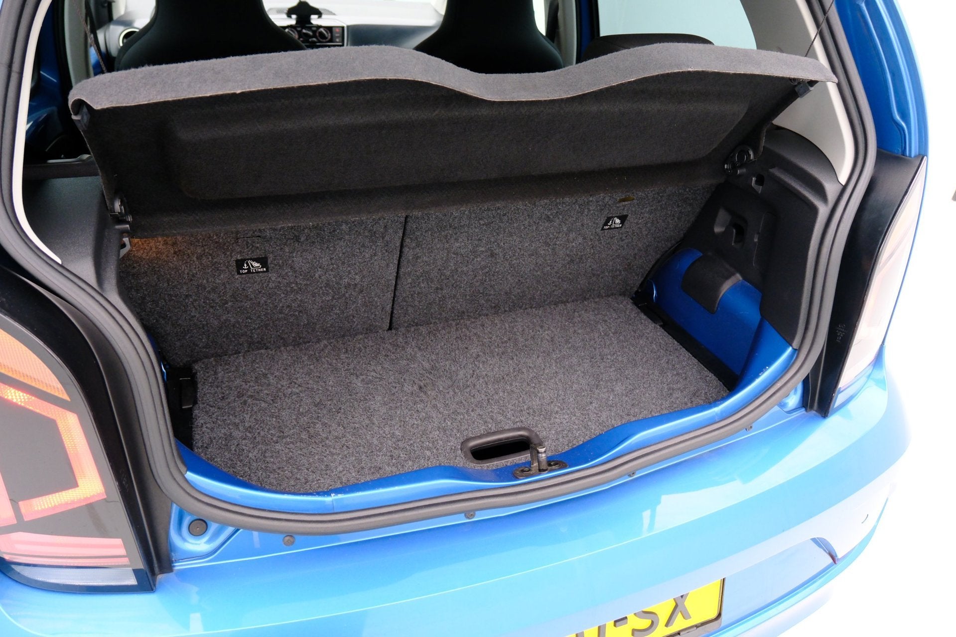Foto 10 van Volkswagen Up! 1.0 R-Line 5-drs Airco|17" LMV|Zwart dak|PDC