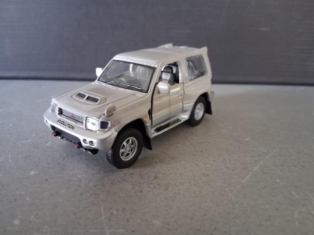 Mitsubishi Pajero Evolution Modelauto - Licht grijs, Hobby en Vrije tijd, Modelbouw | Auto's en Voertuigen, Zo goed als nieuw