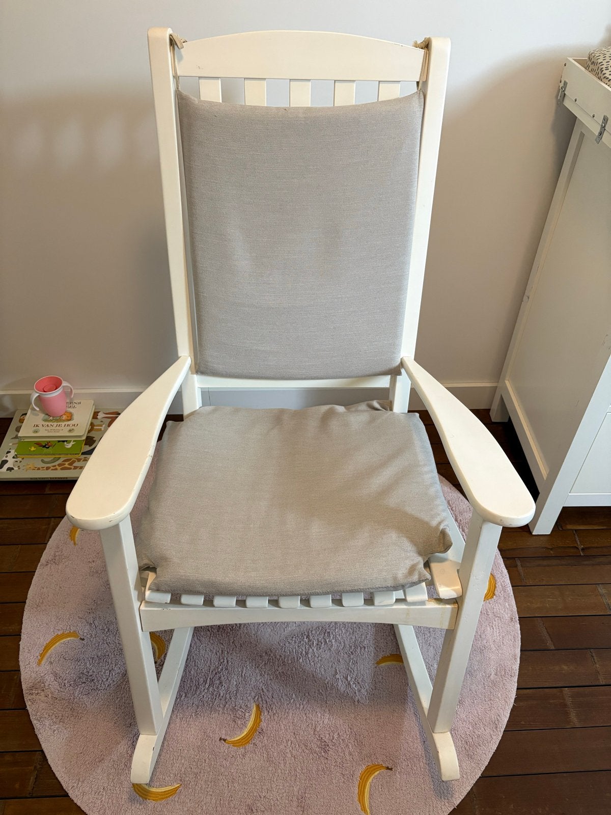 Witte schommelstoel met kussens, Huis en Inrichting, Stoelen, Gebruikt, Eén, Hout, Wit, Ophalen