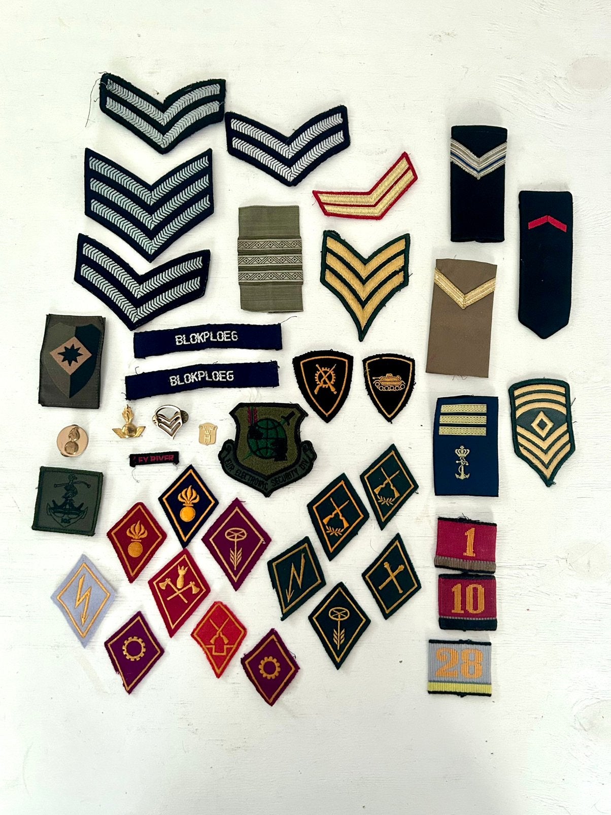 Lot militaire insignes en patches, Nederland/internationaal, Verzamelen, Verzenden, Overige soorten, Overige gebieden, Embleem of Badge