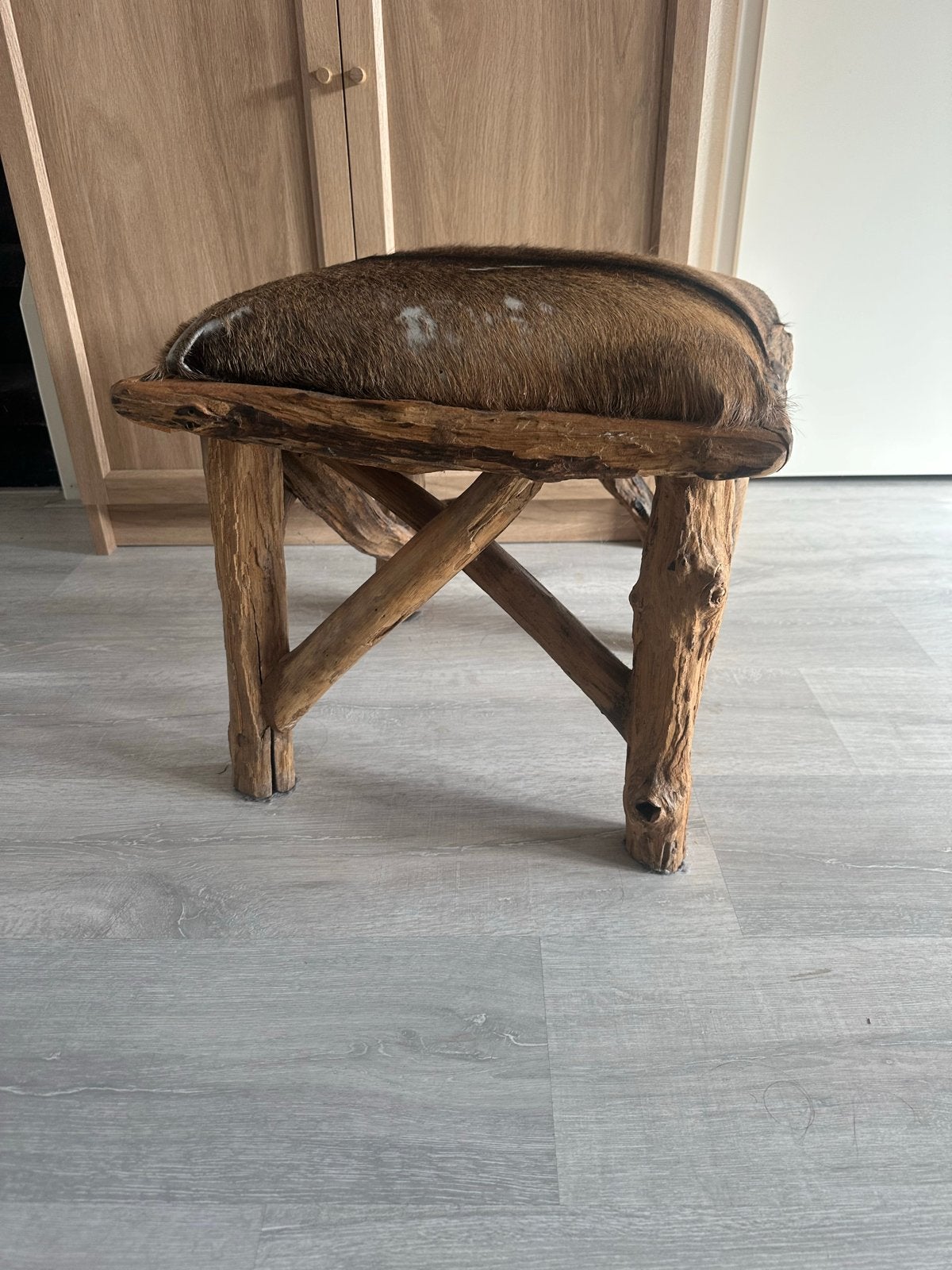 Houten krukje met koeienhuid, Huis en Inrichting, Ophalen, Gebruikt, Hout