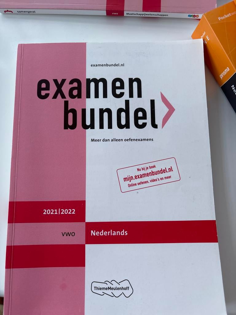 Examenbundel VWO Nederlands 2021/2022, Ophalen of Verzenden, Alpha, Zo goed als nieuw