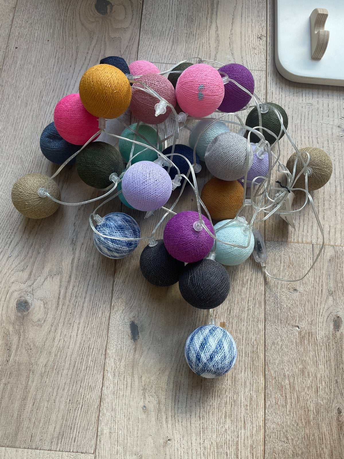 Sfeervolle lichtslinger met gekleurde katoenen bollen, Ophalen of Verzenden, Gebruikt