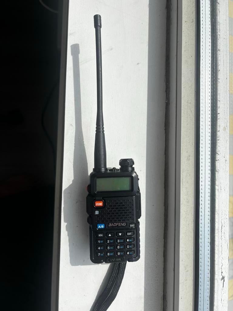 Baofeng UV-5R Portofoon met Oplader, Telecommunicatie, Portofoons en Walkie-talkies, Ophalen of Verzenden, Gebruikt, 2 to 5 km
