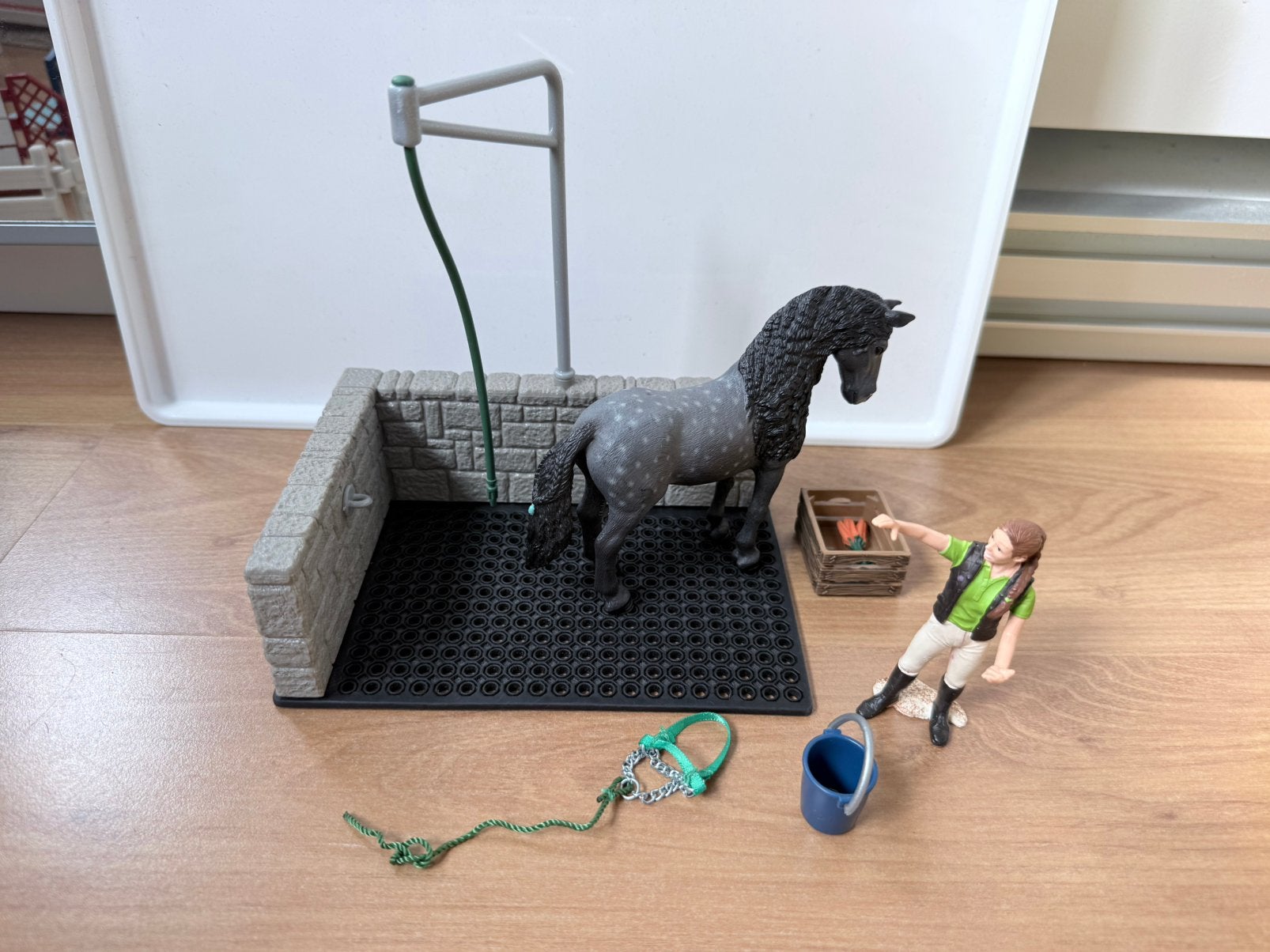Schleich wasplaats poetsplaats met paard en ruiter, Ophalen of Verzenden, Paard