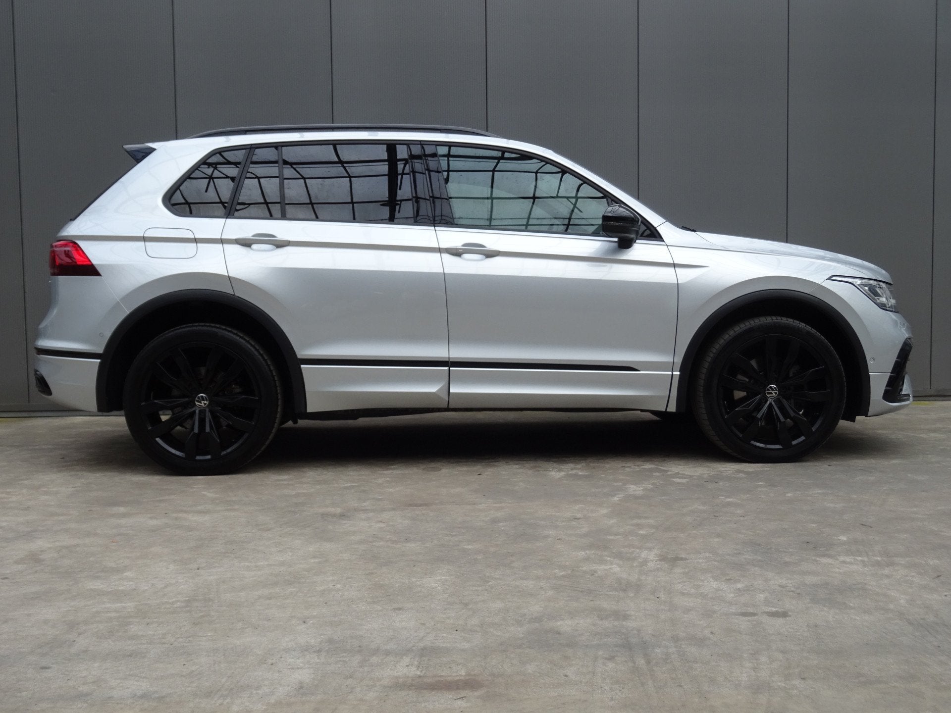 Volkswagen Tiguan 1.4 TSI eHybrid R-Line Business * PANORAMA, 4 cilinders, Grijs, Hybride Elektrisch/Benzine, 102 €/maand