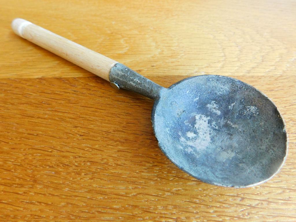 Laat middeleeuwse brijlepel met houten steel, Ophalen of Verzenden, Gebruikt, Overige materialen