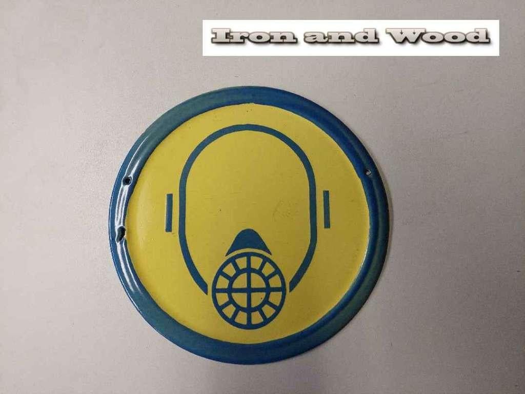 Emaille oud vintage wandbord - afbeelding gasmasker D25 cm, Metaal, Gebruikt, Industrieel, Geel