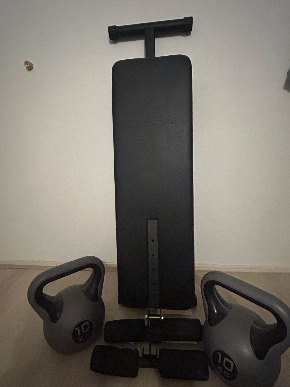 XXL Nutrition Buikspierbank + 2 kettlebells van 10 kg, Ophalen, Gebruikt, Krachtstation
