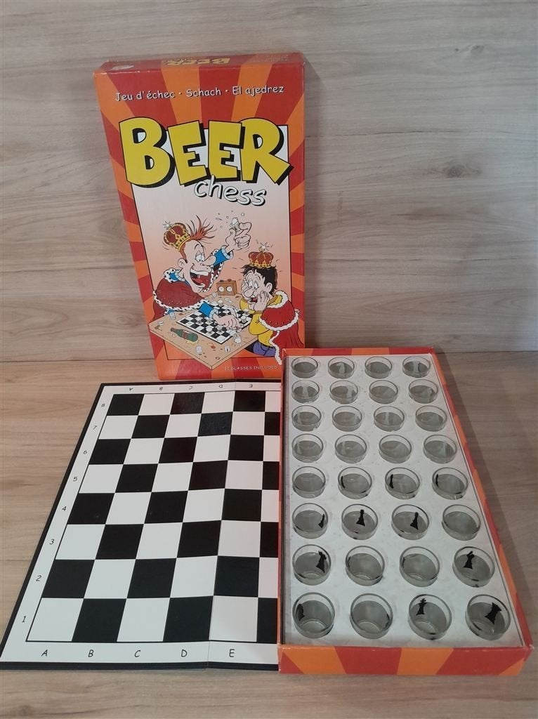 Beer Chess - Schaak spel met glaasjes - s5379, Hobby en Vrije tijd, Verzenden, Zo goed als nieuw