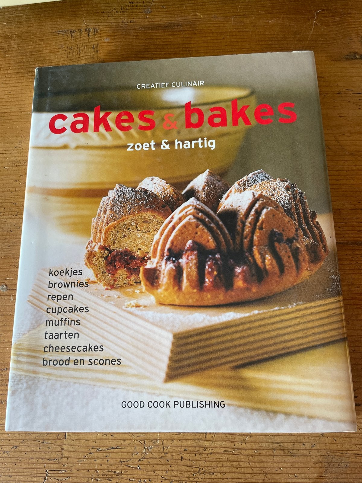 Cakes & Bakes: Zoet & Hartig Bakboek, Ophalen of Verzenden, Zo goed als nieuw, Overige gebieden, Taart, Gebak en Desserts
