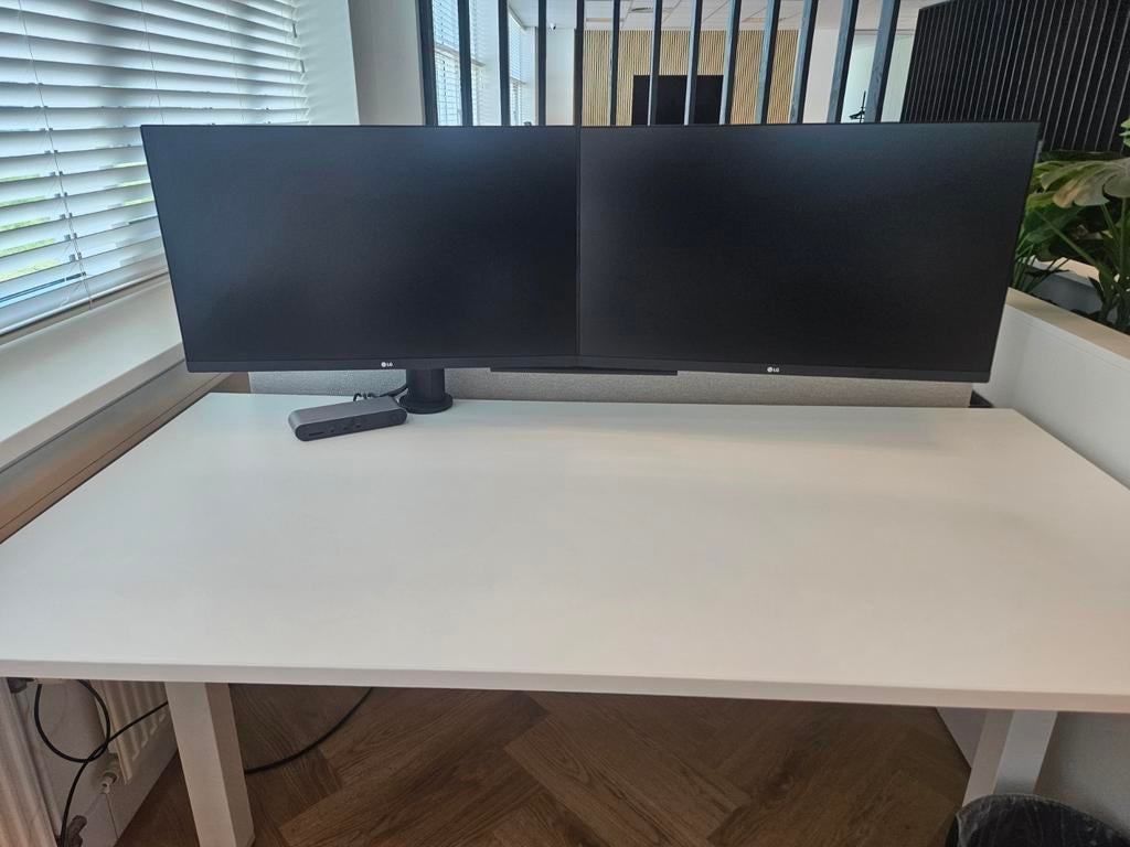 LG schermen met arm en hub, medio 2024 aangeschaft, Computers en Software, Monitoren, Ophalen, IPS, USB-C, In hoogte verstelbaar