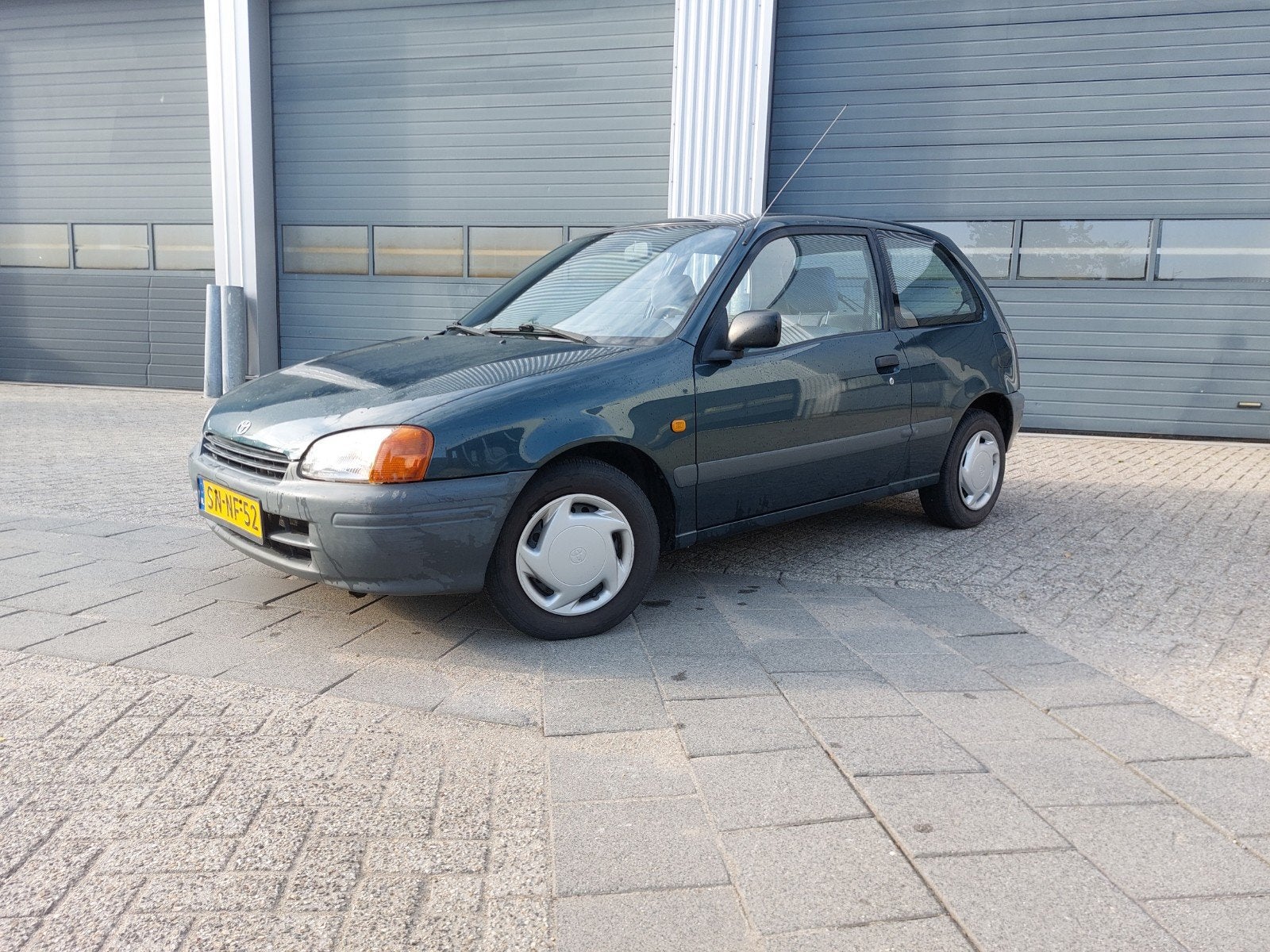 Toyota Starlet 1.3 16V AUT 1997 Groen, Auto's, Automaat, 4 cilinders, Starlet, 400 kg
